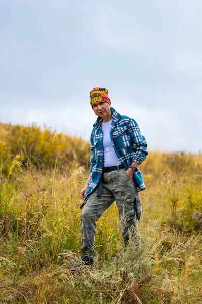 Sırt çantalı yaşlı adam dağda yürüyüş yapıyor.