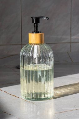 Tahta bir arka planda beyaz bir şişenin dikey görüntüsü.