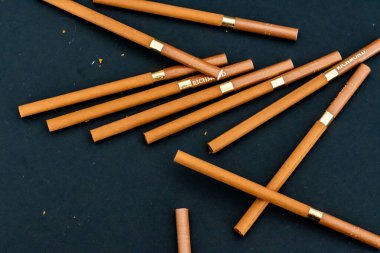 Siyah arkaplanda çok eşleşme var.