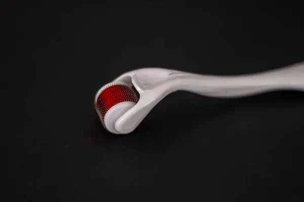 Mikronedle Derma Roller 'ın yakın görüntüsü. Ev konseptinde sağlıklı kafa derisi tedavisi. Yüksek kalite fotoğraf