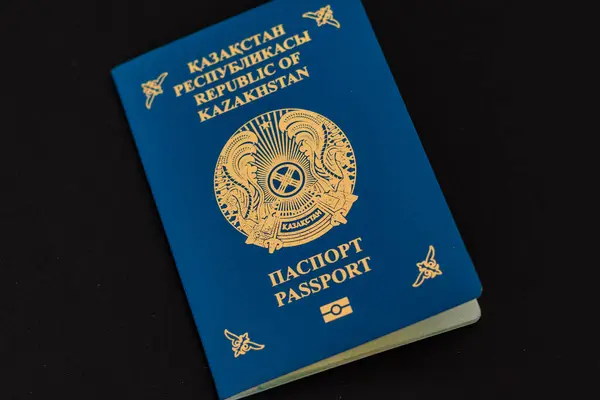 Siyah arka planda Kazakistan Cumhuriyeti 'nin ön görünüş pasaportu