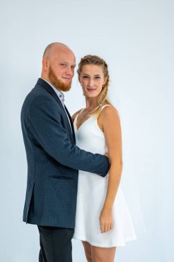 Mutlu genç çift stüdyoda poz veriyor..