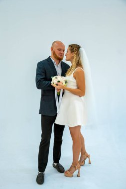 Güzel düğün çifti sarılıyor.