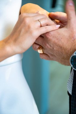 Düğün günü. Gelin ve damat el ele tutuşuyorlar