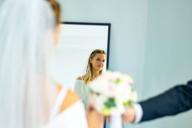 Damat gelini arka planda tutuyor.