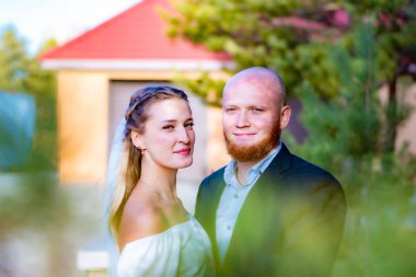 Genç ve mutlu bir çift şehirde yürüyor ve eğleniyor.