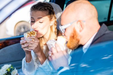 Dondurma yiyen genç bir çift.