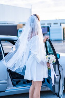 Gelin ve bir düğün buketi.