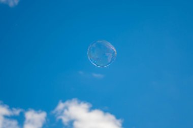 Sabun köpüğü havada yüzer