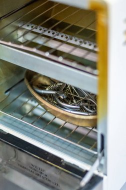 Manikür makası ve tırnak makası sterilizasyonu. Manikür ve pedikür konsepti. Yüksek kalite fotoğraf