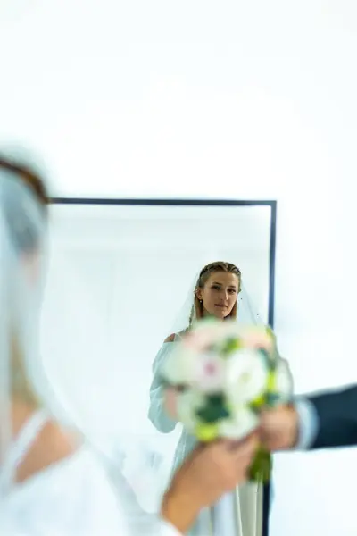 Düğünde poz veren güzel gelin ve damat