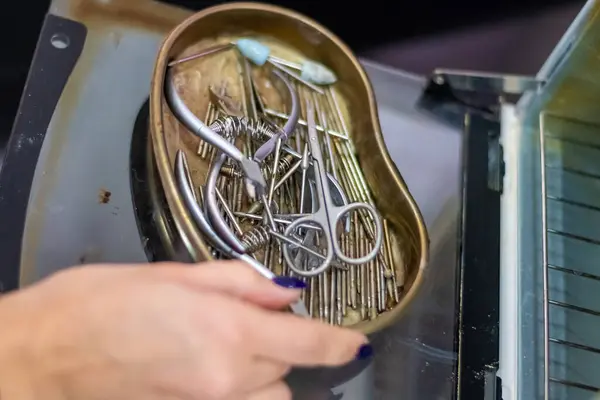 Manikür makası ve tırnak makası sterilizasyonu. Manikür ve pedikür konsepti. Yüksek kalite fotoğraf