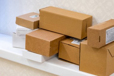 Yeni evde farklı boyutlarda karton kutular var.