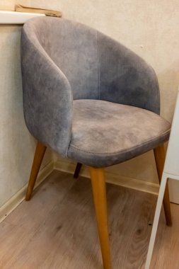 Mağazadaki modern koltuk.