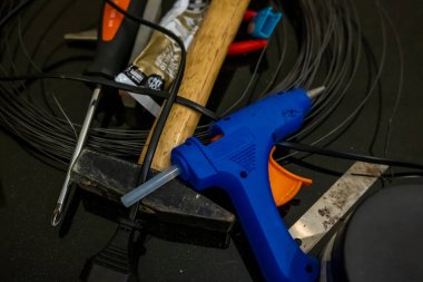 Siyah arkaplanda elektrikli matkap