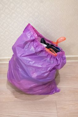 Yerde çöp dolu plastik torba.