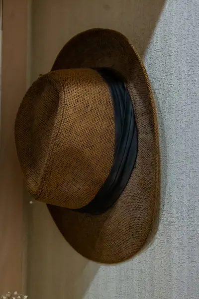 Ahşap arka plan üzerinde hasır şapka