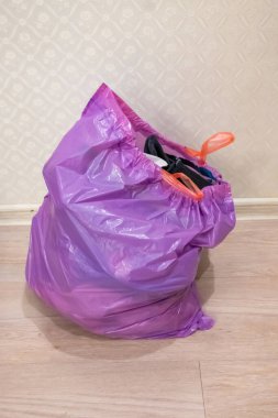 Evde plastik temizlik malzemeleri var.