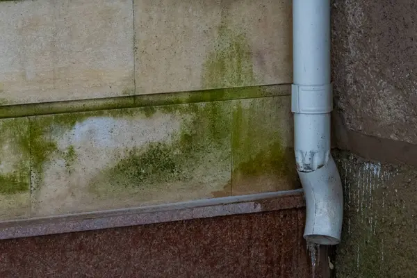 Eski metal borudaki musluk.