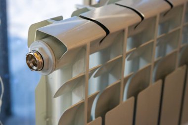 Şehrin caddesindeki binanın manzarası.