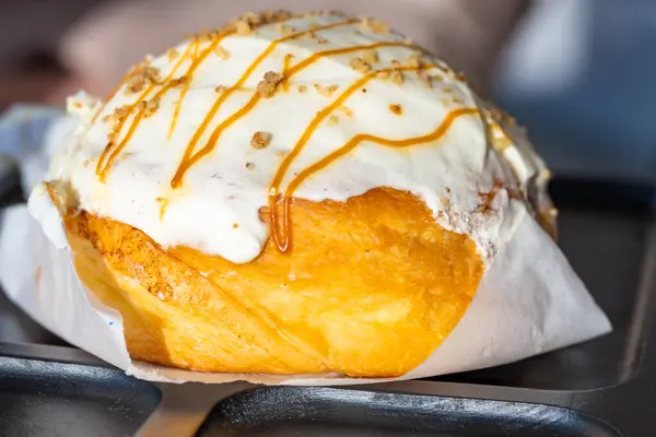 Şehrin caddesindeki binanın manzarası.