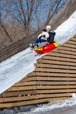 adam bir kar arabası