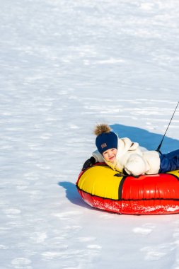 Karda kırmızı şişme figürlü genç kız - beyaz arka plan.