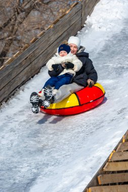 Kızaklı genç çift