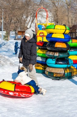 Parktaki çocuklar. Kış. Kaydır. kış.