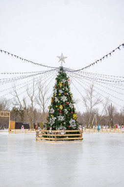 New York, ny - 11 Aralık, 2016: Manhattan 'daki buz pateni sahasında Noel süslemeleri