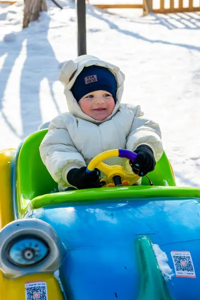 Kışlık giysili bebek