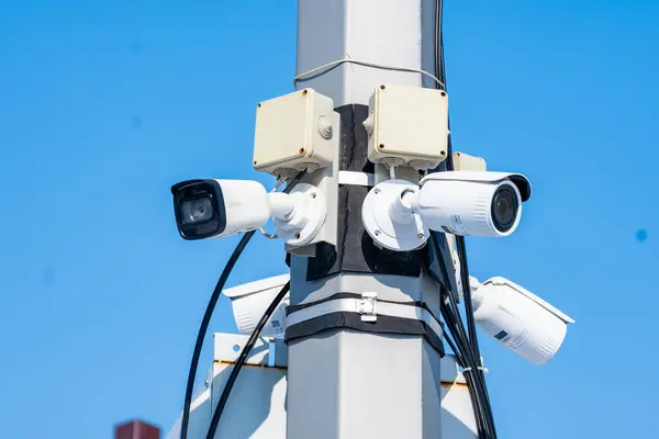 Gökyüzüne ve bulutlara karşı güvenlik kamerası