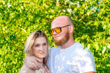 Genç ve mutlu bir çift parkta yürüyüş yapıyor..