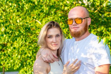 Parkta yürüyen bir çift.