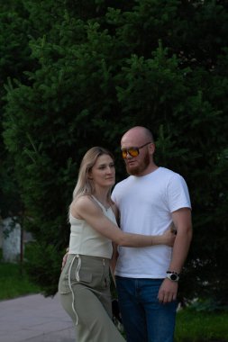 Parkta yürüyen genç ve güzel bir çift..