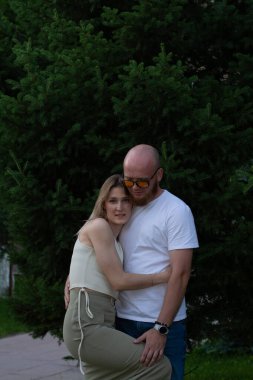 Baharda aşık genç bir çift.