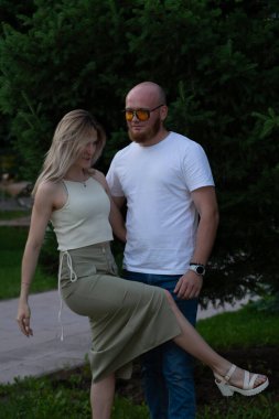 Yaz parkında güzel genç bir çift