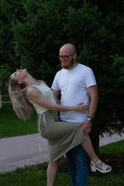 Mutlu genç kadın ve aşık yakışıklı adam