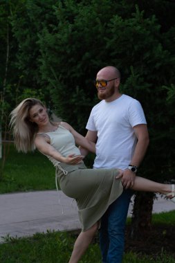 Parkta yürüyen genç bir çift. yaz zamanı.