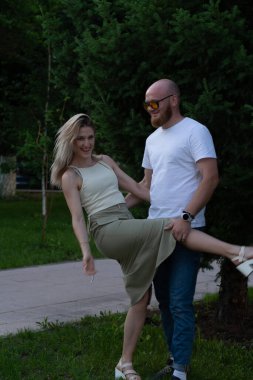 Genç çift bir yaz akşamı parkta eğleniyor.