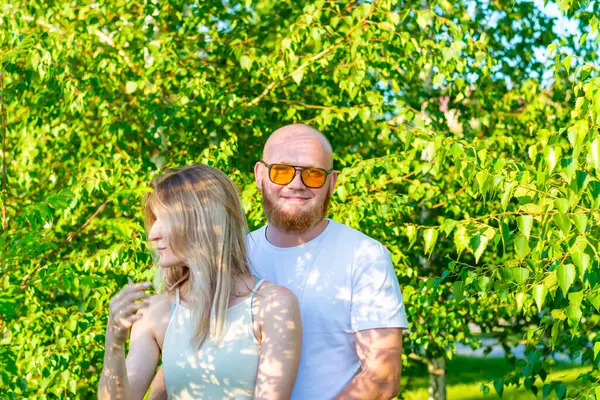 Parkta aşık genç bir çift