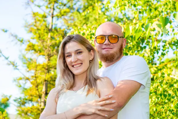 Yaz parkında genç mutlu bir çift