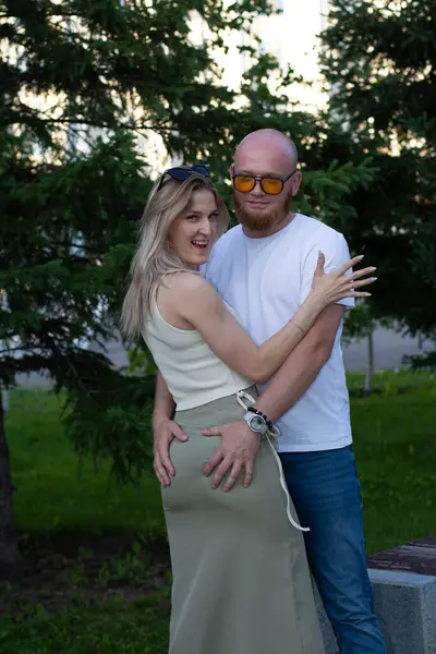 Adam kıza sarılıyor ve sarılıyor. Bir çift sevgili..