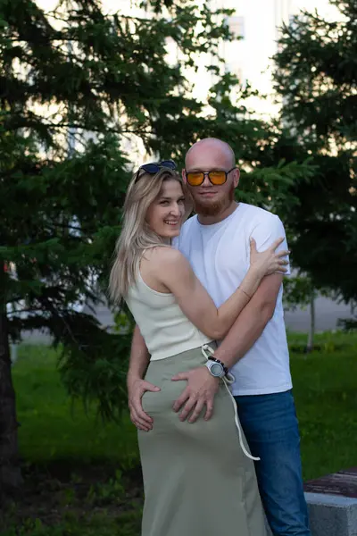 Arka planda birbirine aşık genç ve güzel bir çift.