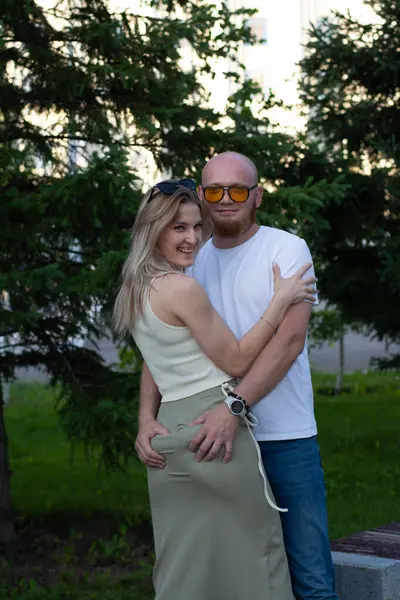 Beyaz tişörtlü genç bir adam ve güzel bir kadının portresi. yaz zamanı.