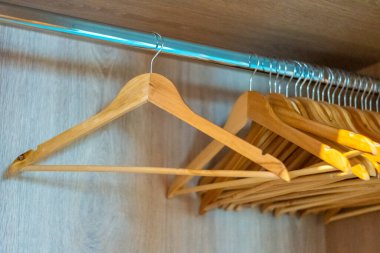 Askılar dolapta. Yüksek kalite fotoğraf. Yüksek kalite fotoğraf