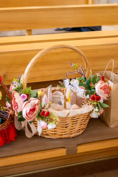 Kilisede kutsanmış Paskalya yemeği sepeti, yumurta, taze soğan, jambon ve ekmekle birlikte Katolik doğu Avrupa geleneği. Yüksek kalite fotoğraf