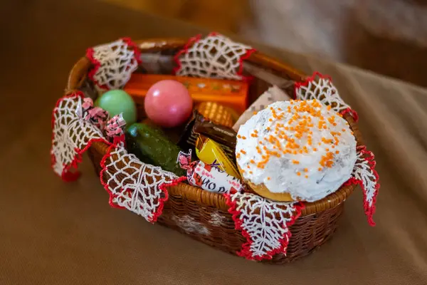Kilisede kutsanmış Paskalya yemeği sepeti, yumurta, taze soğan, jambon ve ekmekle birlikte Katolik doğu Avrupa geleneği. Yüksek kalite fotoğraf