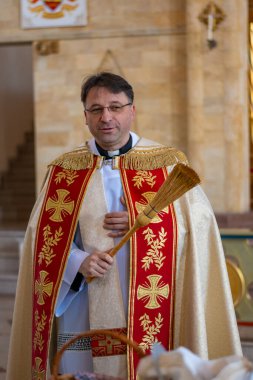 Katolik rahipler, kilise cemaatini Paskalya nöbetinde kutsal suyla kutsar. Yüksek kalite fotoğraf. Yüksek kalite fotoğraf