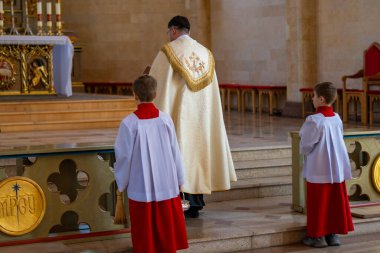 Katolik rahipler, kilise cemaatini Paskalya nöbetinde kutsal suyla kutsar. Yüksek kalite fotoğraf. Yüksek kalite fotoğraf